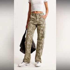 Abercrombie & Fitch Relaxed High Rise Cargo Pants - Camo
